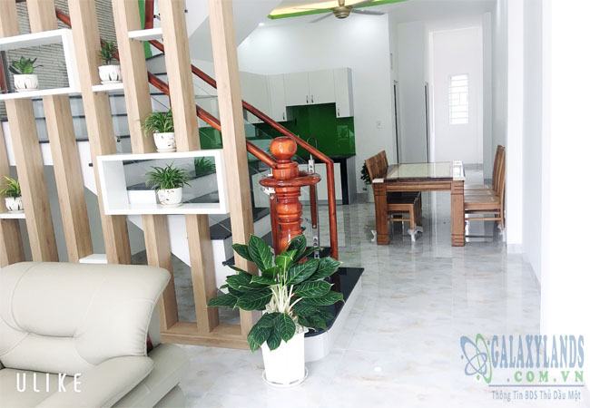 Cầu thang và nhà bếp nhà Phú Hòa, Bình Dương