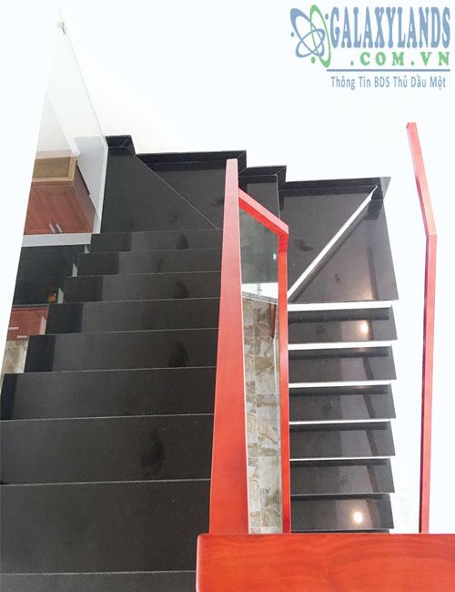 Cầu thang lên xuống nhà hẻm 136 Nguyễn Thị Minh Khai, phường Phú Hòa