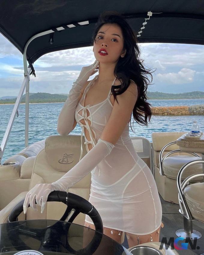 Ca sĩ Chi Pu mặc bikini tạo dáng trên du thuyền