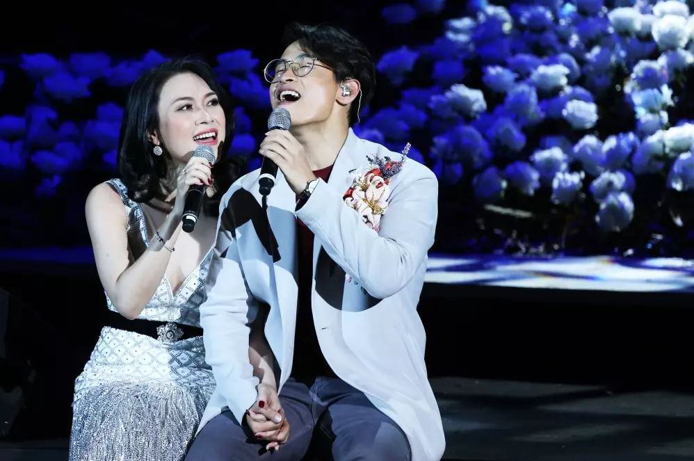Mỹ Tâm và Hà Anh Tuấn hát song ca cùng nhau trên sân khấu