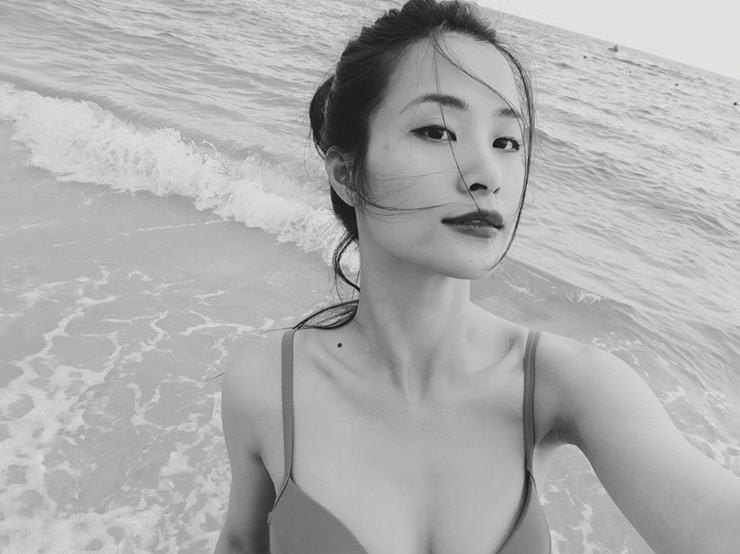 Ca sĩ Đông Nhi mặc bikini tại bãi biển du khu lịch