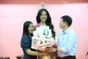 Bố mẹ hoa hậu Huỳnh Thị Thanh Thủy tới chúc mừng cô đăng quang