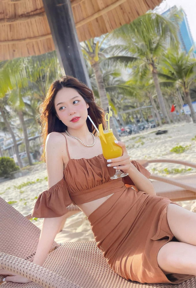 Cô nàng tạo dáng thùy mị, nết na trên bãi biển Đà Nẵng