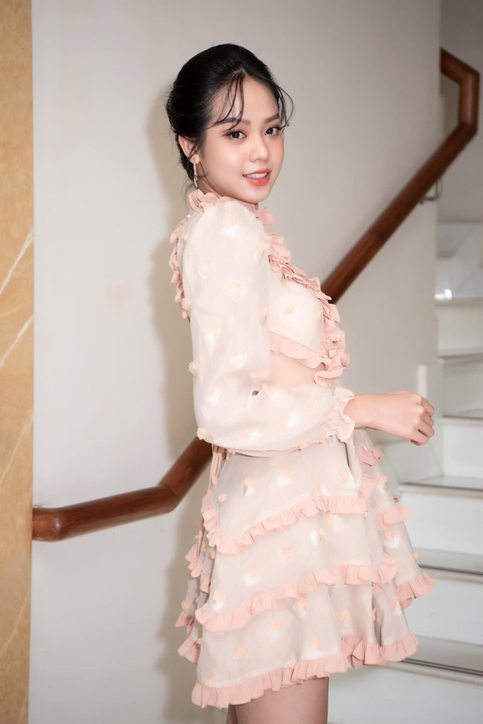 Trang phục váy đơn giản và xinh xắn khi ở nhà của nàng hậu 2022