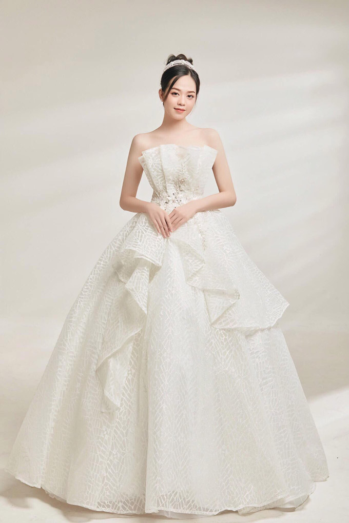 Hoa hậu Thanh Thủy chụp hình mẫu cho trang phục váy cưới