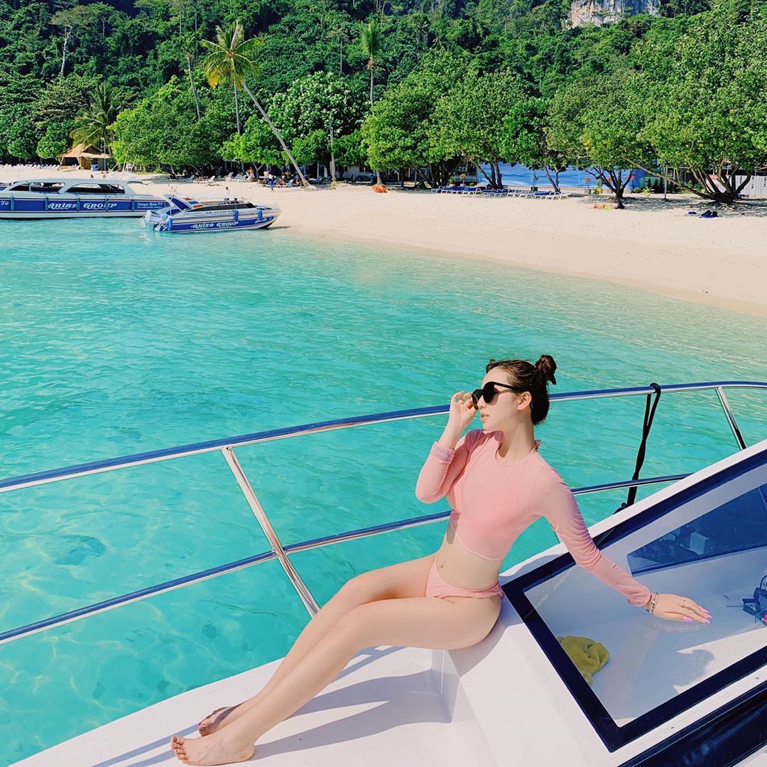 Hình chụp Sexy nữ ca sĩ Amee mặc bikini tạo dáng bên du thuyền