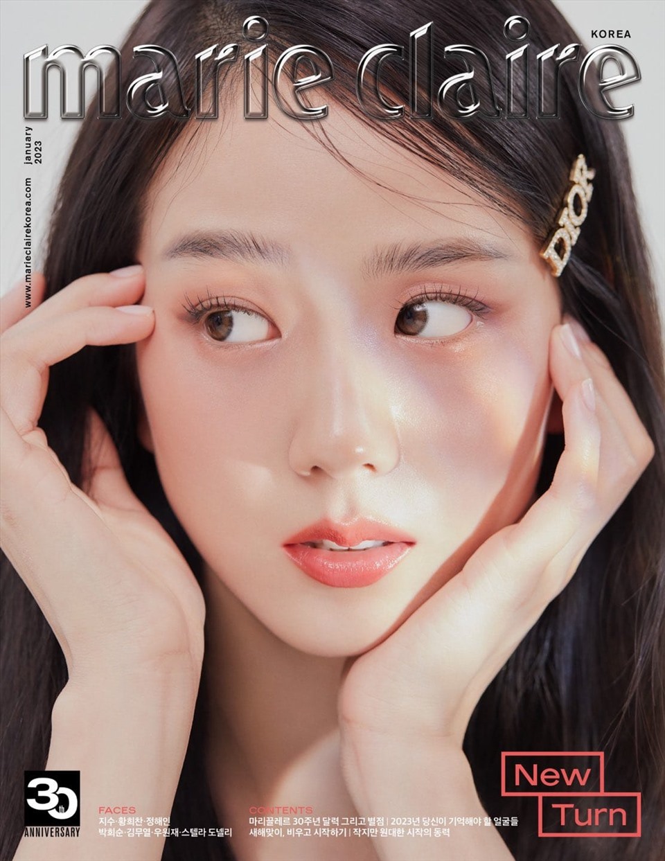 Poster tạp chí thể hiện chi tiết khuôn mặt xinh đẹp của Jisoo Blackpink