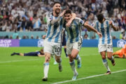Messi giúp Argentina vào chung kết World Cup