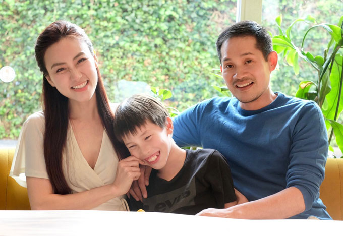 Gia đình nữ ca sĩ Ngân Khánh hạnh phúc bên nhau