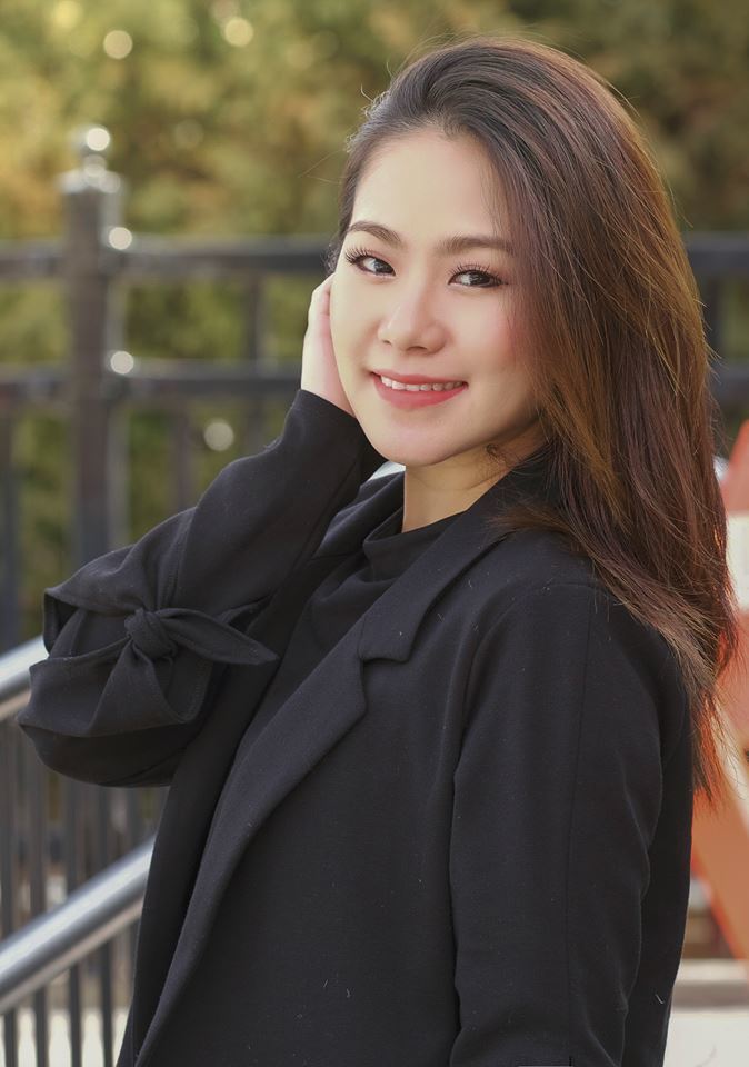 Cô sinh ra và lớn lên ở Sài Gòn và là người Việt gốc Hoa