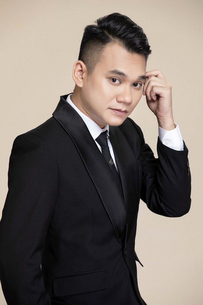 Anh tốt nghiệp khoa thanh nhạc, nhạc việt Hà Nội anh đã chọn con đường làm ca sĩ chuyên nghiệp