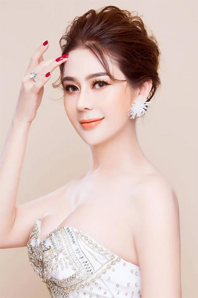 Lâm Khánh Chi sinh năm 1977 quê ở Sài Gòn