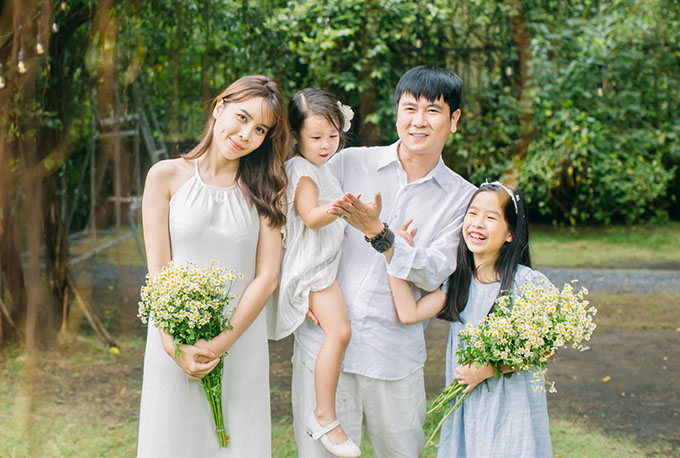 Hiện tại gia đình Lưu Hương Giang rất hạnh phúc bên 2 cô công chúa