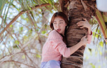 Hòa Minzy bối rối khi tham gia thử thách leo dừa trong chương trình Biển của hy vọng.