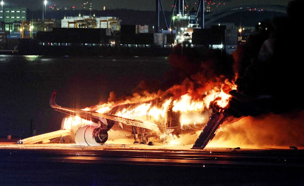 Cảnh tượng lửa thiêu rụi toàn bộ máy bay sau sự cố sau khi hạ cánh hôm 2/1.